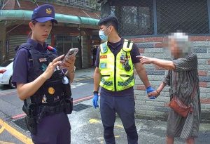 失智迷途尋舊宅 潭子警憑線索護送返家
