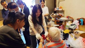 假日最美風景 年輕學子關懷弱勢傳遞溫暖