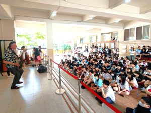 爵士玩家Mr. Eric與居仁國中生 一起玩音樂