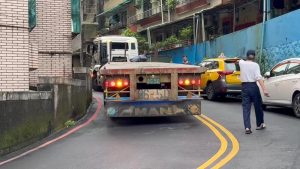 拖板車誤闖中平街 居民路邊違停爆民怨