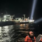 外籍船舶海上非法駁油 海巡深夜直擊 強勢攔查登檢蒐證