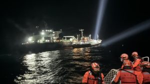 外籍船舶海上非法駁油 海巡深夜直擊 強勢攔查登檢蒐證