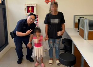小手走失不驚慌 六寶警察叔暖心守護助團圓