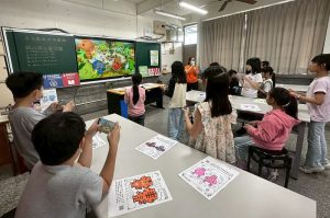AR繪本教學前進九如國小 學童化身主角探索閱讀新視界