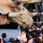 「恐龍酷樂園」擬真恐龍展暖身 陳其邁陪偏鄉學童同樂