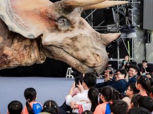 「恐龍酷樂園」擬真恐龍展暖身 陳其邁陪偏鄉學童同樂