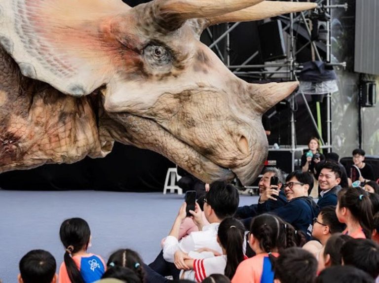 「恐龍酷樂園」擬真恐龍展暖身 陳其邁陪偏鄉學童同樂