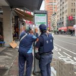 翁不熟公車路線好困擾 警指引助返家