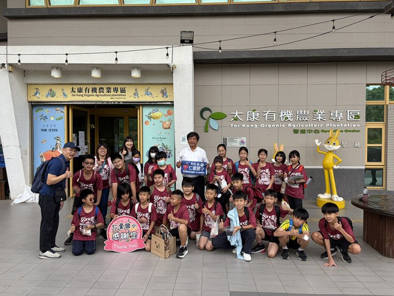 仁愛國小校慶 科技董座回校首發分享