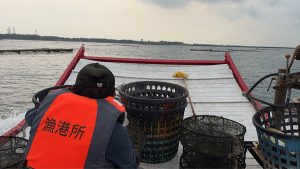 假日不打烊 台南海域取締非法漁業扣留漁具招領