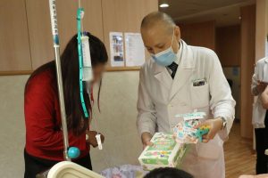 針織小馬送祝福 台中慈濟醫院兒科病房歡樂過節