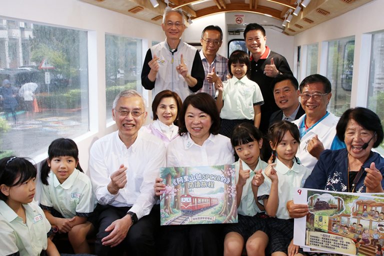 黃敏惠與林森國小師生同慶林鐵車廂新生