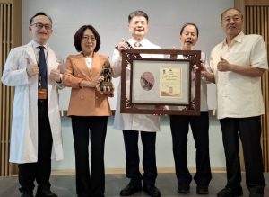 功能性益生菌之父許庭源 獲全球熱愛生命獎章肯定