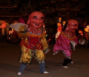 大甲鎮瀾宮媽祖駕前五大團入夜展開神偶操練
