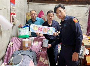 北港警攜慈善組織送暖