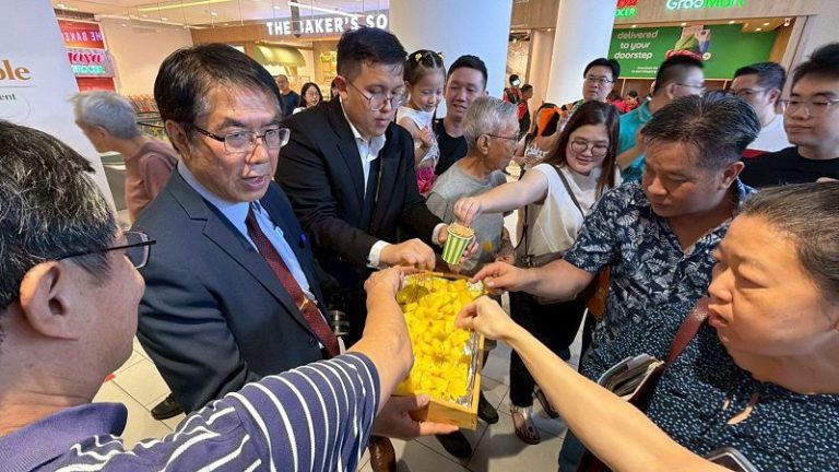 台南鳳梨首登馬來西亞 黃偉哲訪檳城推廣