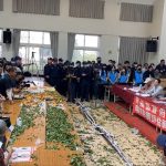 名間焚化爐二階環評再爆衝突 抗議群眾跳上桌、撒茶葉與紙錢