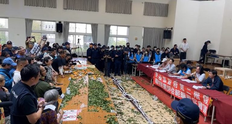 名間焚化爐二階環評再爆衝突 抗議群眾跳上桌、撒茶葉與紙錢