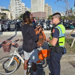 外籍遊客還車迷路 三多暖警主動引導獲讚