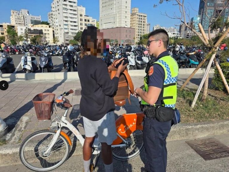 外籍遊客還車迷路 三多暖警主動引導獲讚