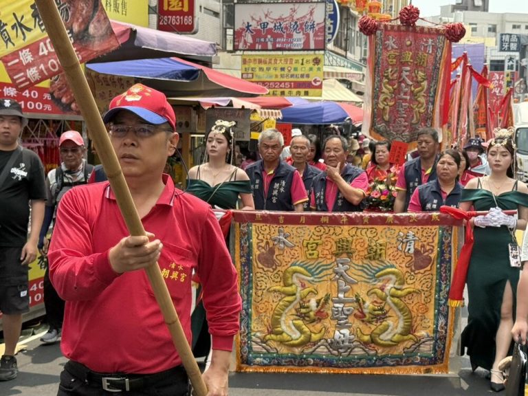 大甲媽祖九天八夜遶境 深夜起駕