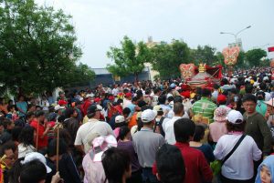 大甲鎮瀾宮媽祖九天八夜遶境回鑾信徒熱誠簇擁遶街