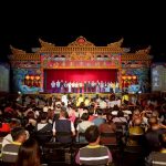 康裕成率議員揪市民作伙看戲 提前慶祝母親節