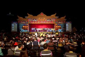 康裕成率議員揪市民作伙看戲 提前慶祝母親節