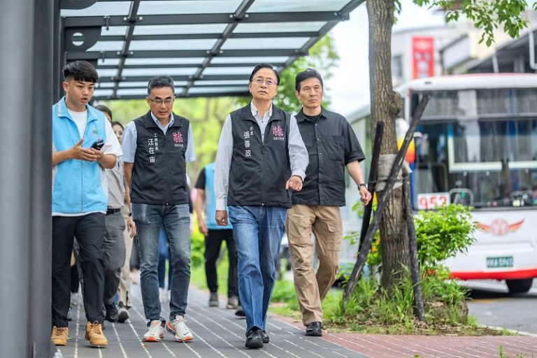 張善政現勘龜山南美國小通學廊道與公兒六用地 拍板加速推動人本通學與親子空間建設