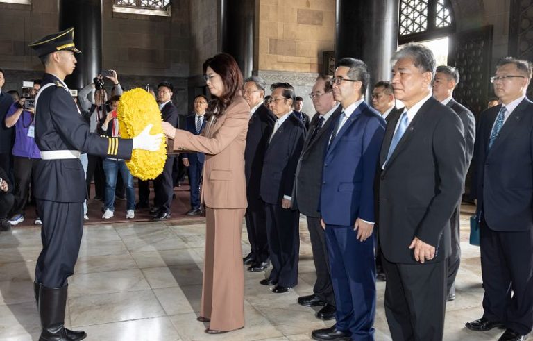 鄭麗文拜謁中山陵 提及九二共識