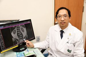 膝蓋痛 大林慈院精準診斷揪出脊椎骨刺元兇