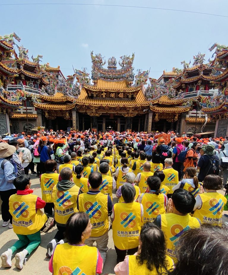 法盟志工齊聚白沙屯媽祖鑾駕前為受災戶請命