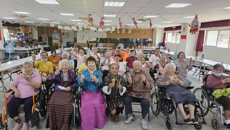 異國文化進社區 苗栗樂齡長輩共享溫馨時光