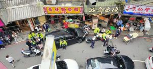 疑似毒駕惹禍 愛四路交通大亂