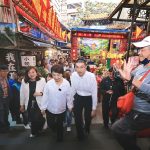 祈求兩地共好 謝國樑陪同盧秀燕基隆奠濟宮贈匾