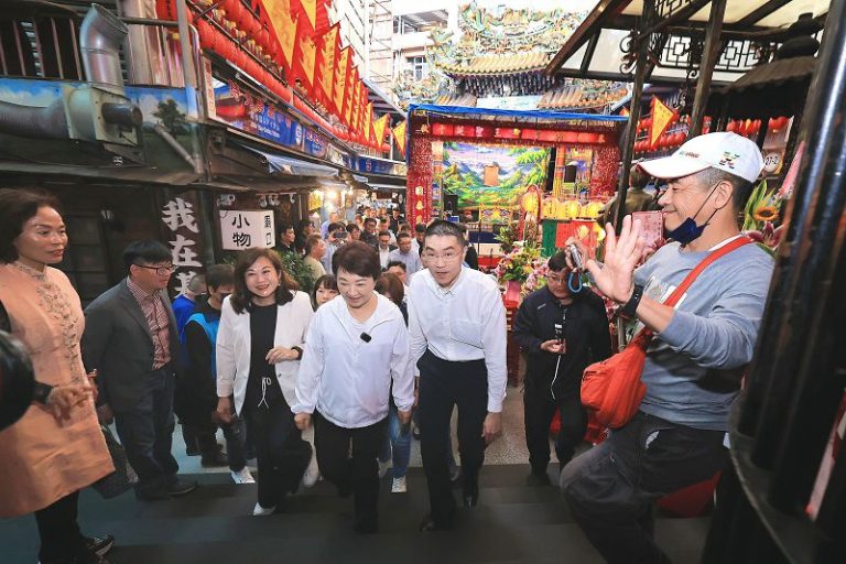 祈求兩地共好 謝國樑陪同盧秀燕基隆奠濟宮贈匾