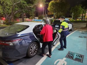 老婦反覆搭車疑迷途 民族警細心查證助返家