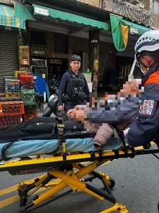 翁低血糖堅持騎車 民權警當場喊卡