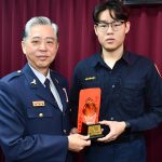 邱彥儒奪下自殘女手中刀刃 吳敬田公開表揚