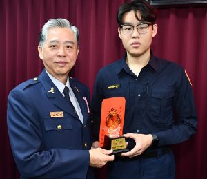 邱彥儒奪下自殘女手中刀刃 吳敬田公開表揚