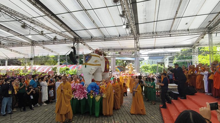 萬人齊聚潮州浴佛 同心祈福展台灣包容力