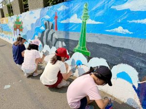 蚵寮國小親師生與校友為海岸換新裝 繪出蚵仔寮百年漁火與烏金傳奇