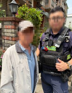 迷途翁街呆坐路旁 潭子警助平安返家