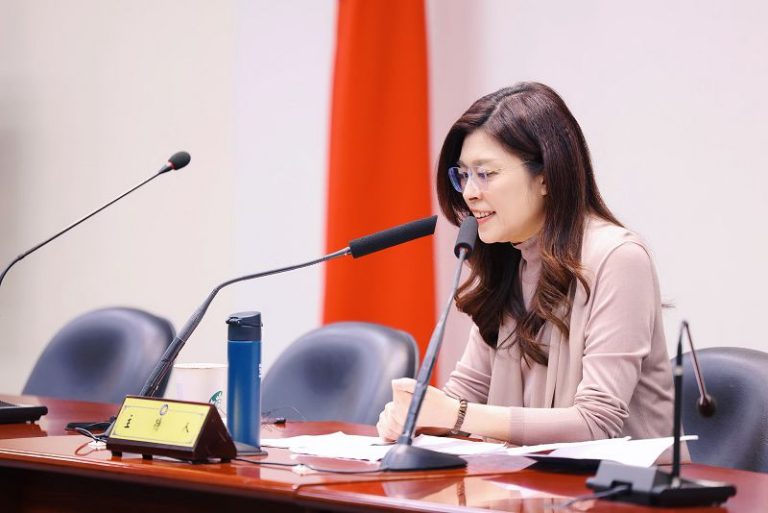 鄭麗文批民進黨毫無信用又貪贓舞弊 不可能空白授權通過1.25兆軍購預算