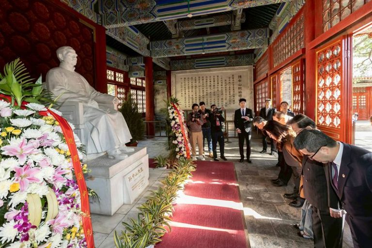 鄭麗文拜謁孫中山衣冠塚