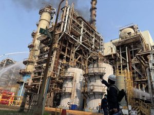 高雄小港煉油廠火警 10部消防車灌救 影響空污市府開罰