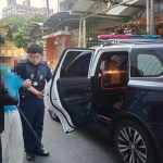 老翁路旁無力癱坐 潭子警民接力護老翁返家