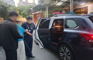 老翁路旁無力癱坐 潭子警民接力護老翁返家