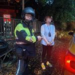 誤信導航受困山區 豐警冒雨助女駕駛脫險