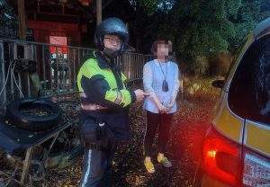 誤信導航受困山區 豐警冒雨助女駕駛脫險